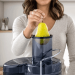 Extractor de Jugos OSTER de 2 Velocidades 600W Rojo FPSTJE320R-053 - Imagen 3